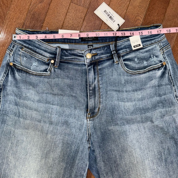 Judy Blue Mid Rise Dad Jean w/ Cell Phone Pocket, 
Distressed Blue Denim sz 18W - Picture 7 of 11